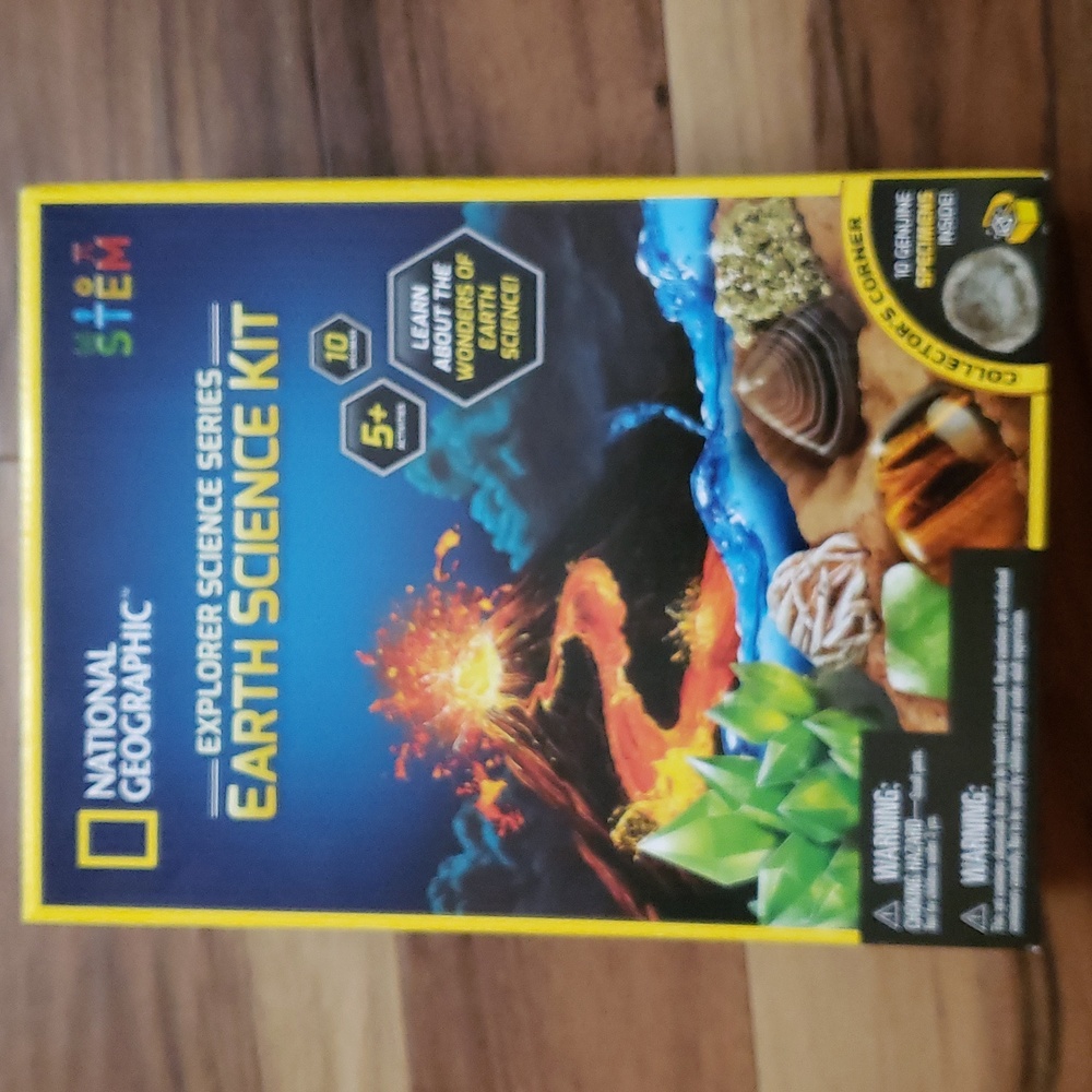 3XHOST PICK. NIB National Geographic  Explorer Science  Series Earth Science Kit